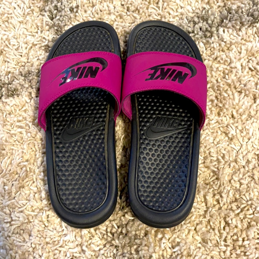 NIKE SANDALS SIZE 7